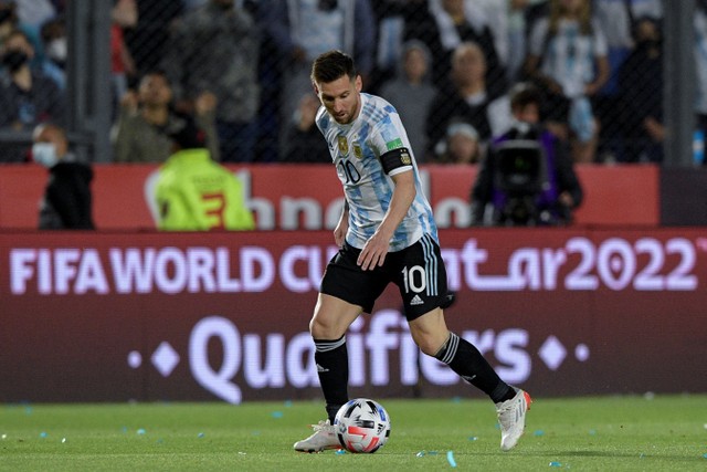 Pemain Argentina Lionel Messi menggiring bola saat melawan Brasil pada pertandingan kualifikasi Piala Dunia Qatar 2022 di stadion San Juan del Bicentenario, Argentina. Foto: Juan Mabromata/AFP