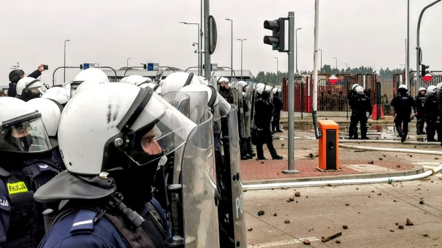 Polisi Polandia berjaga di pos pemeriksaan Kuznica - Bruzgi saat imigran berpaya menyeberangi perbatasan ke Polandia. Foto: Policja Podlaska/Handout via REUTERS