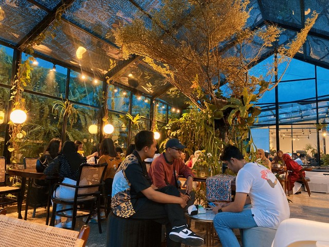 Hoffman Lane: Garden Cafe di Bandar Lampung Berkonsep Glass House Semi Eropa (3)