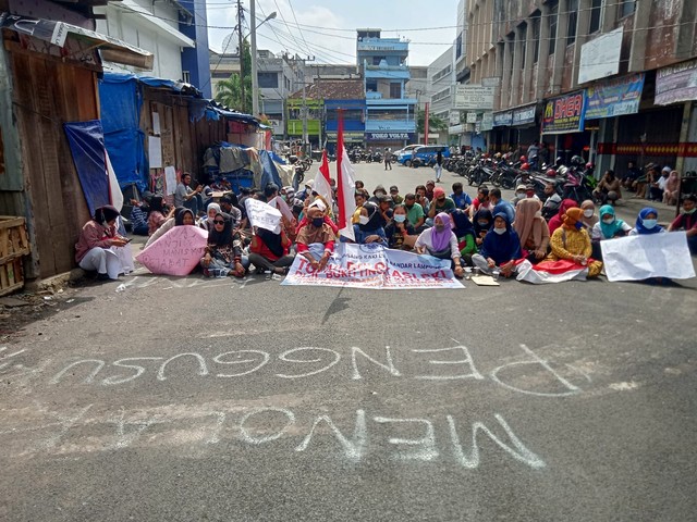 Puluhan PKL Jalan Bukit Tinggi Bandar Lampung Gelar Aksi Tolak Relokasi (1)