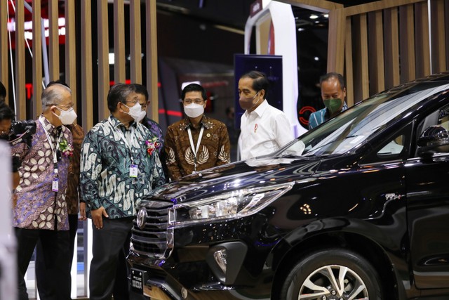 Presiden Joko Widodo meninjau pameran GAIKINDO Indonesia International Auto Show (GIIAS) 2021 di Indonesia Convention Exhibition (ICE) BSD City, Tangerang, Rabu (17/11). Foto: Aditia Noviansyah/kumparan
