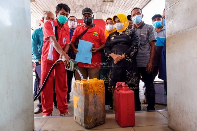 Wali Kota Tanjungpinang, Rahma hadir langsung dalam penyerahan bantuan solar subsidi (Foto:ist)