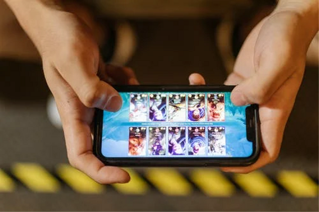 Perkembangan teknologi kini memungkinkan seseorang bermain video game melalui smartphone. Foto: Pexels.com