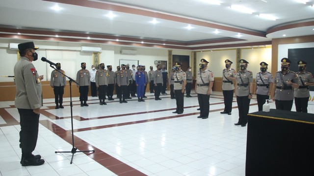 Kapolda Sulawesi Utara, Irjen Pol Mulyatno, saat memimpin upacara serah terima jabatan 5 Kapolres jajaran dan Karo Logistik