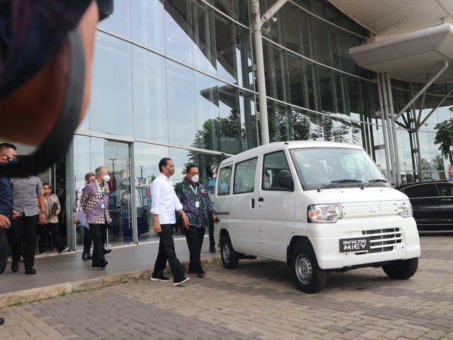 Presiden Jokowi melakukan test drive Mitsubishi Minicab MiEV Foto: Ghulam Muhammad Nayazri / kumparan