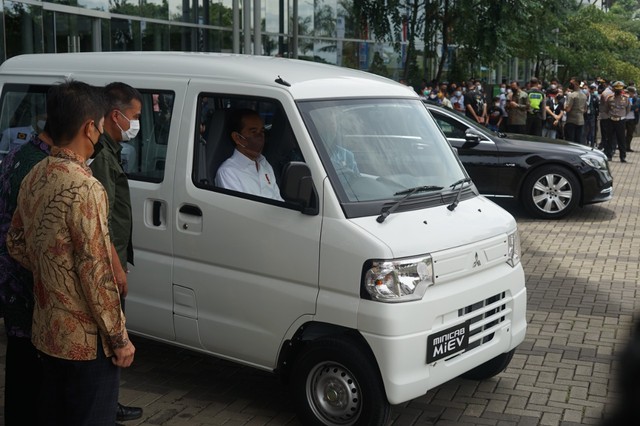 Presiden Jokowi lakukan uji coba mobil listrik Mitsubishi Minicab MiEV di pameran otomotif GIIAS pada Rabu (17/11). Foto: dok. Muhammad Ikbal/kumparan