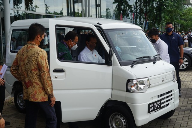 Presiden Jokowi lakukan uji coba mobil listrik Mitsubishi Minicab MiEV di pameran otomotif GIIAS pada Rabu (17/11). Foto: dok. Muhammad Ikbal/kumparan