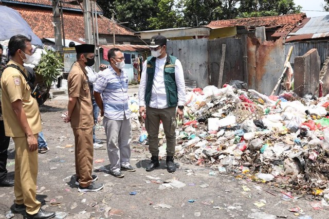 Miris! Separuh Jalan di Bangkalan Madura Penuh Sampah Hingga Bikin Macet (102349)