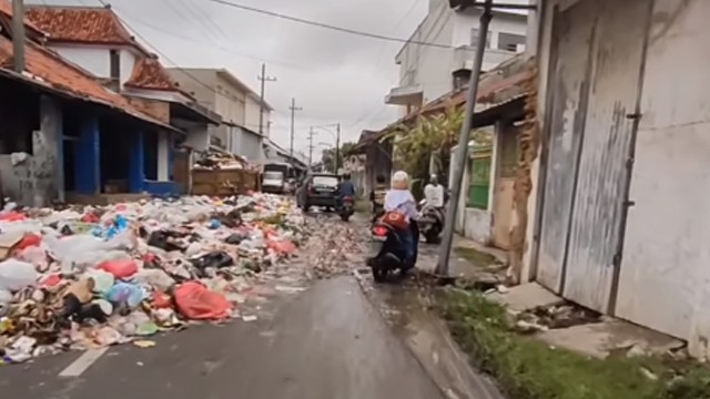 Miris! Separuh Jalan di Bangkalan Madura Penuh Sampah Hingga Bikin Macet (102350)