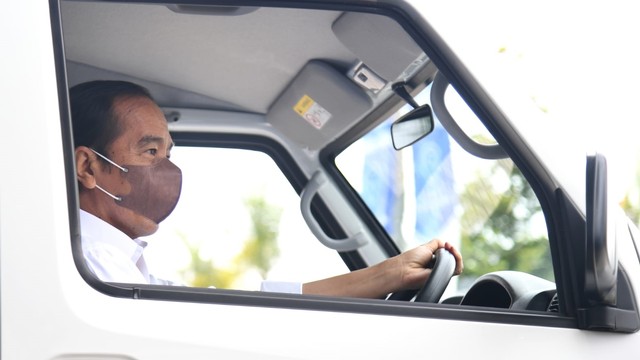 Presiden Joko Widodo lakukan uji coba mobil listrik Mitsubishi Minicab MiEV di pameran otomotif GIIAS 2021, Rabu (17/11). Foto: Lukas/Biro Pers Sekretariat Presiden