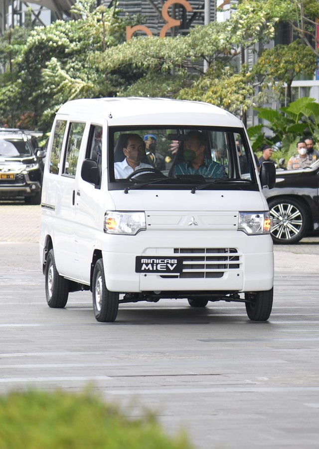 Presiden Joko Widodo lakukan uji coba mobil listrik Mitsubishi Minicab MiEV di pameran otomotif GIIAS 2021, Rabu (17/11). Foto: Lukas/Biro Pers Sekretariat Presiden