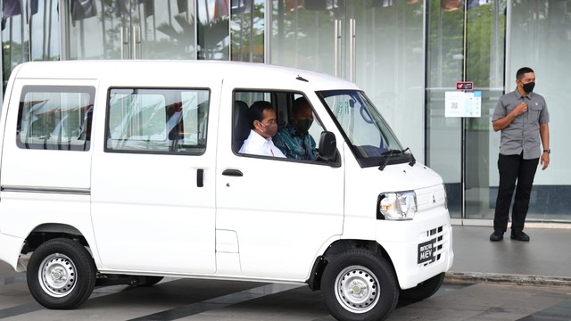 Presiden Joko Widodo lakukan uji coba mobil listrik Mitsubishi Minicab MiEV di pameran otomotif GIIAS 2021, Rabu (17/11). Foto: Lukas/Biro Pers Sekretariat Presiden