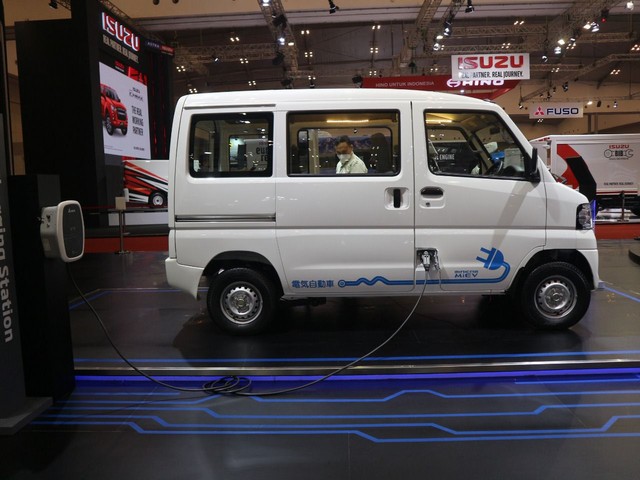 Aksi Jokowi Nyetir Mobil Listrik Mitsubishi Minicab MiEV di GIIAS 2021 (320906)