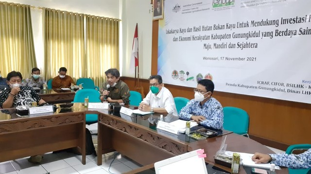 Lokakarya ditentukannya 5 lokasi yang direncanakan menjadi kawasan eduwisata berbasis kayu jati di Gunungkidul. Foto: Erfanto/Tugu Jogja