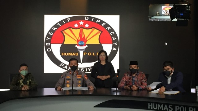 Konferensi pers penangkapan 3 orang terduga aksi terorisme di Mabes Polri, Jakarta, Rabu (17/11). Foto: Jonathan Devin/kumparan