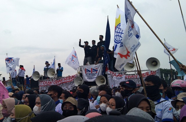 Buruh saat berunjuk rasa di depan kantor Bupati Majalengka menuntut kenaikan UMK 2022. FOTO: Erick Disy/CIREMAITODAY