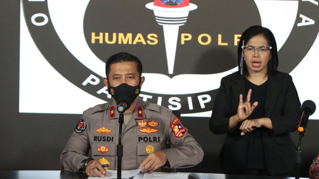 Karo Penmas Divisi Humas Polri Brigjen Rusdi Hartono saat konferensi pers terkait penangkapan 3 orang terduga aksi terorisme di Mabes Polri, Jakarta, Rabu (17/11). Foto: Iqbal Firdaus/kumparan