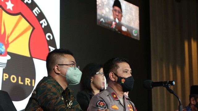 Konferensi pers terkait penangkapan 3 orang terduga aksi terorisme di Mabes Polri, Jakarta, Rabu (17/11). Foto: Iqbal Firdaus/kumparan
