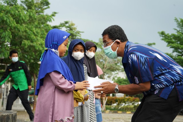 Pemberian bantuan kepada anak yatim dampak Covid-19 di Kerawang, Jawa Barat dilakukan oleh Citra Swarna Group bersama Dompet Dhuafa. Selasa (16/11). Dok. Dompet Dhuafa