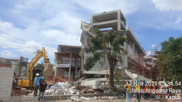 Tembok bangunan di SMAN 96 di Cengkareng Timur, Jakarta Barat, runtuh, Rabu (17/11). Foto: Dok. Istimewa