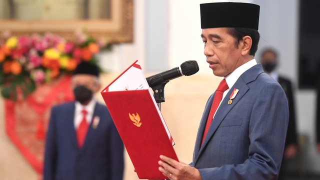 Presiden Joko Widodo saat melantik Jenderal TNI Andika Perkasa sebagai Panglima TNI di Istana Negara, Jakarta, Rabu (17/11/2021). Foto: Lukas/Biro Pers Sekretariat Presiden