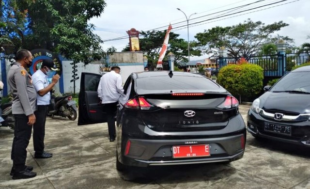 Wali Kota Kendari, Sulkarnain Kadir saat menaiki kendaraan dinasnya. Foto: Dok Istimewa.