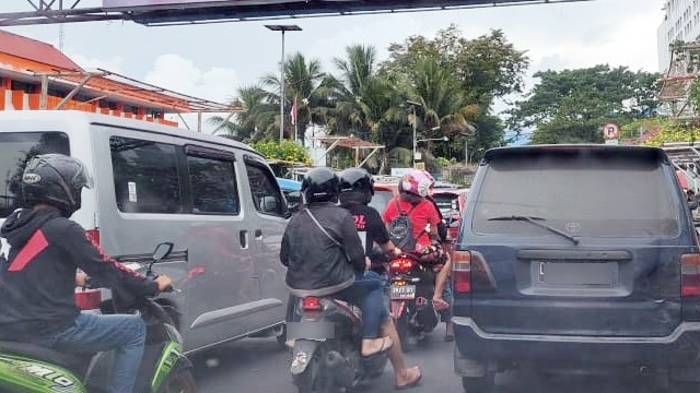 Kondisi lalu lintas di Kota Manado yang kembali padat merayap, setelah sebelumnya sepi karena pandemi COVID-19