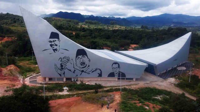 Monumen PDRI yang berada di Koto Tinggi, Kabupaten Limapuluh Kota, Sumatera Barat. Foto: ANTARA FOTO/Iggoy el Fitra