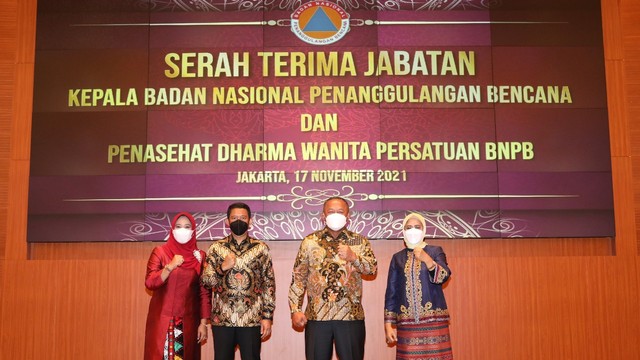 Kepala BNPB Mayjen TNI Suharyanto (kedua kiri) usai melaksanakan serah terima jabatan Kepala BNPB di Graha BNPB, Jakarta, Rabu (17/11). Foto: BNPB