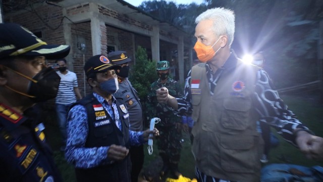 Ganjar Blusukan ke Cilacap, Tinjau 28 Rumah Warga yang Tertimbun Longsor (118785)