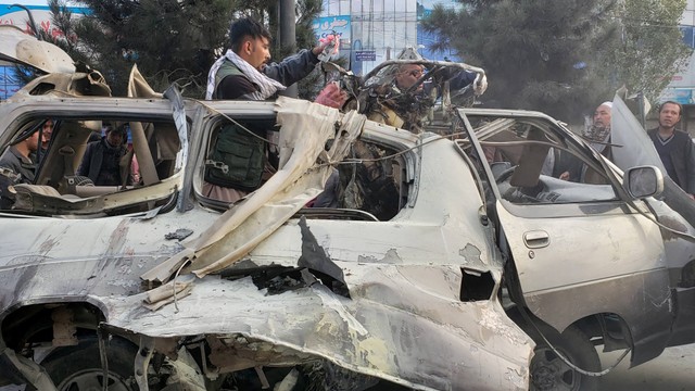 Ilustrasi bom mobil yang meledak di Kabul, Rabu (17/11//2021). Foto: AFP