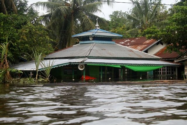 Sebuah surau di tepian Sungai Kapuas tenggelam oleh banjir di Kabupaten Sintang, Kalimantan Barat, Rabu (17/11).  Foto: Jessica Helena Wuysang/Antara Foto