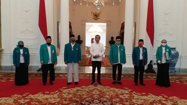 Momen Farid Okbah (ke dua dari kiri)  berfoto bersama Presiden Joko Widodo di Istana. Foto: Instagram/@faridokbah_official