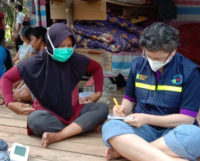 Pemeriksaan kesehatan oleh tim medis Dinas Kesehatan Pemprov Kalbar terhadap korban banjir di Sintang. Foto: Dok Hi!Pontianak