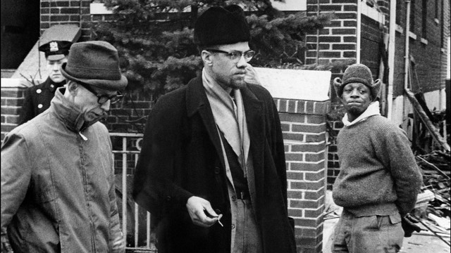 Malcolm X (tengah) pemimpin Organisasi untuk persatuan Afro-Amerika. Foto: AFP