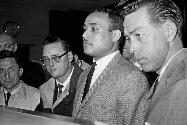 Khalil Islam, tengah, ditetapkan sebagai tersangka ketiga dalam pembunuhan Malcolm X, di New York, 3 Maret 1965. Foto: AP Photo