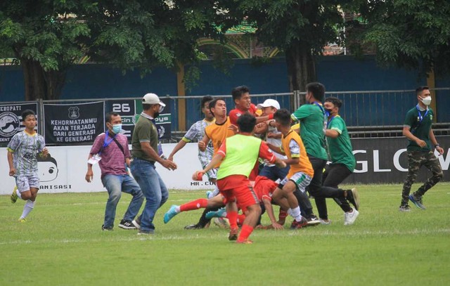 Ketua DPRD Kota Pasuruan yang kena pukul saat terjadi kericuhan pada pertandingan Persekap dan AFA Syailendra di Liga 3 Jatim, pada Minggu sore (14/11/2021). Foto: Laoh Mahfud/Tugu Jatim.
