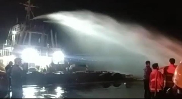 Detik-detik Pemadaman Kapal KM 336 Milik PT ISAB Panjang, Lampung, yang Terbakar (1)