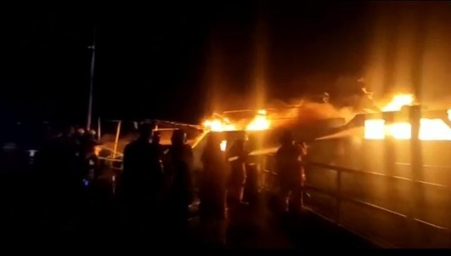 Detik-detik Pemadaman Kapal KM 336 Milik PT ISAB Panjang, Lampung, yang Terbakar (2)