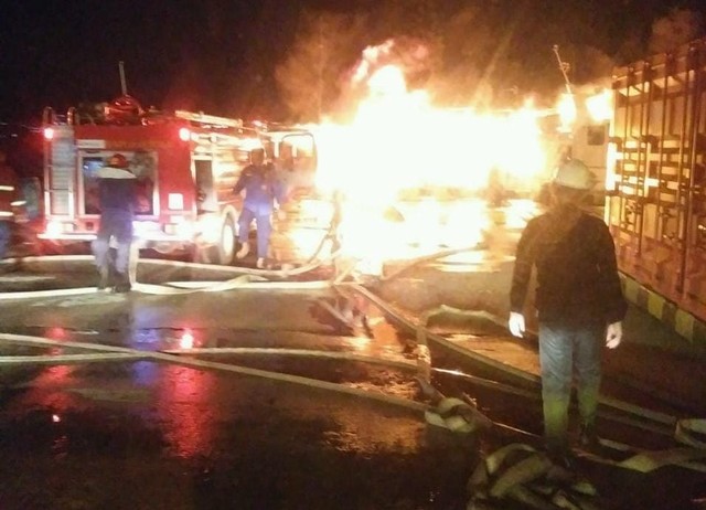 Detik-detik Pemadaman Kapal KM 336 Milik PT ISAB Panjang, Lampung, yang Terbakar (3)