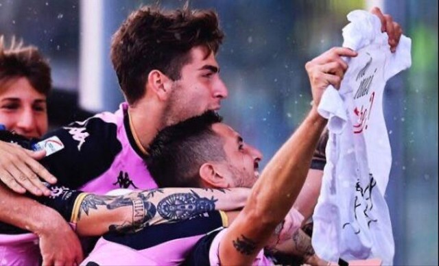 Guiseppe Fella melamar sang kekasih setelah mencetak gol. Source : instagram.com/palermofficial