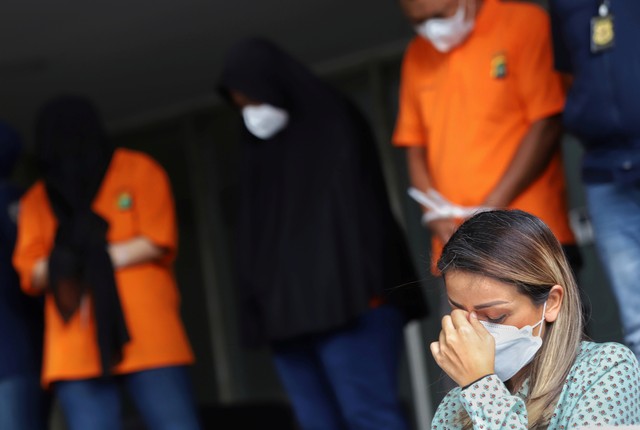 Tersangka kasus mafia tanah dengan korban Nirina Zubir dihadirkan saat konferensi pers di Polda Metro Jaya, Jakarta, Kamis, (18/11). Foto: Agus Apriyanto