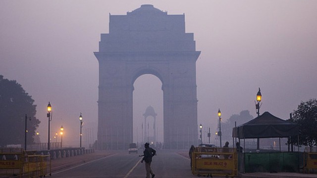 Kabut asap beracun menyelimuti jalanan kota Delhi sejak festival Diwali, awal November lalu.