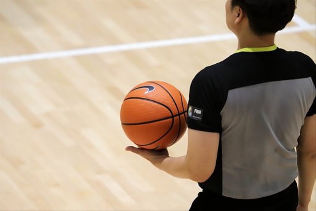 wasit dalam permainan bola basket (Sumber: Pixabay)