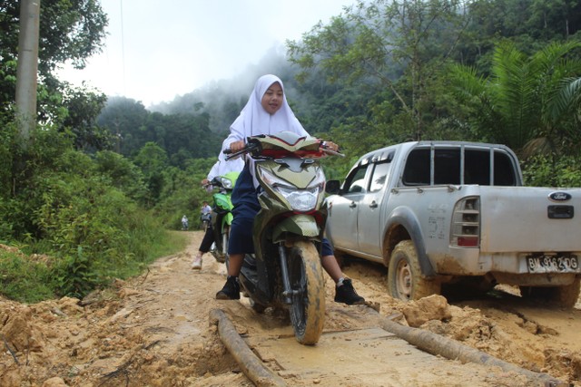 SMKN 12 Sarolangun, Jambi, mengahadapi jalan rusak dan berkubang saat perjalanan menuju sekolah. (Foto: M Sobar Alfahri)