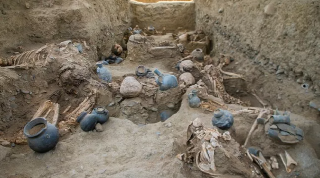Para arkeolog menemukan sekitar 25 kerangka di kuburan massal di Peru. Foto: Peruvian Ministry of Culture