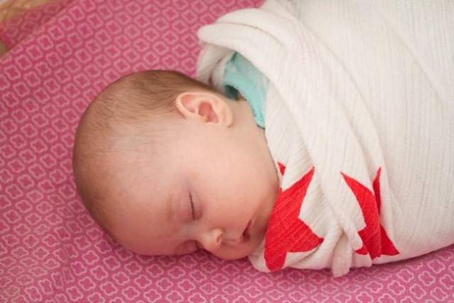 Ilustrasi cara membedong bayi baru lahir (Sumber: Flickr)