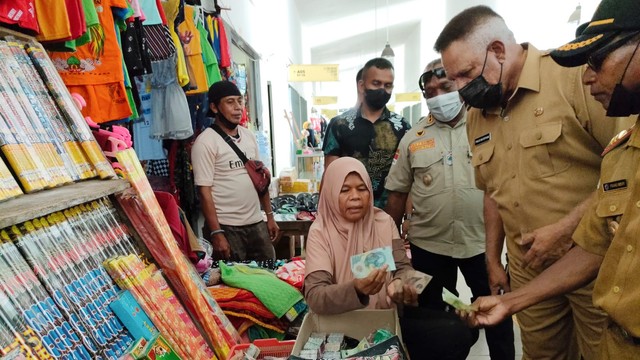 Deputi II BNNP, Komjen Paulus Waterpauw saat melihat aktivitas di Pasar Skouw di perbatasan Papua. (BumiPapua.com/Katharina)  