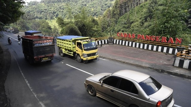 Sejumlah kendaraan melintasi Cadas Pangeran di Sumedang, Jawa Barat, Rabu (8/5/2019). Foto: Puspa Perwitasari/ANTARA FOTO