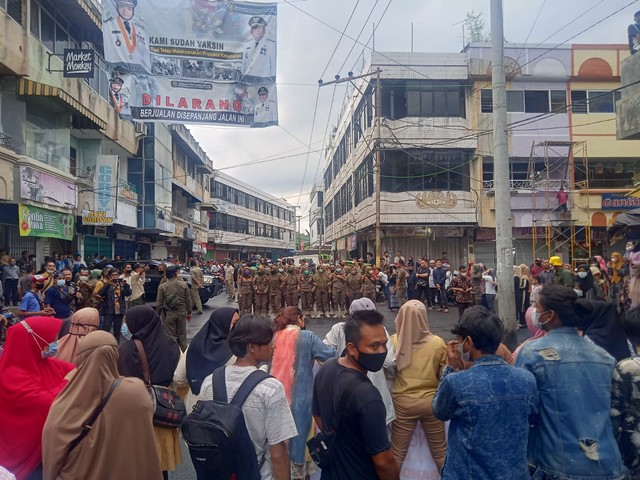 Penertiban Lapak PKL Jalan Bukit Tinggi Bandar Lampung Berlangsung Menegangkan (1)